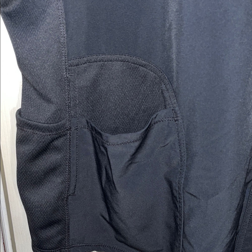 Woman’s scrub shirt - Picture 3 of 7